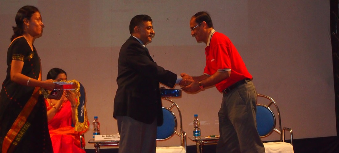 Suparno Moitra receiving recognition from the Commissioner of Police, Kolkata